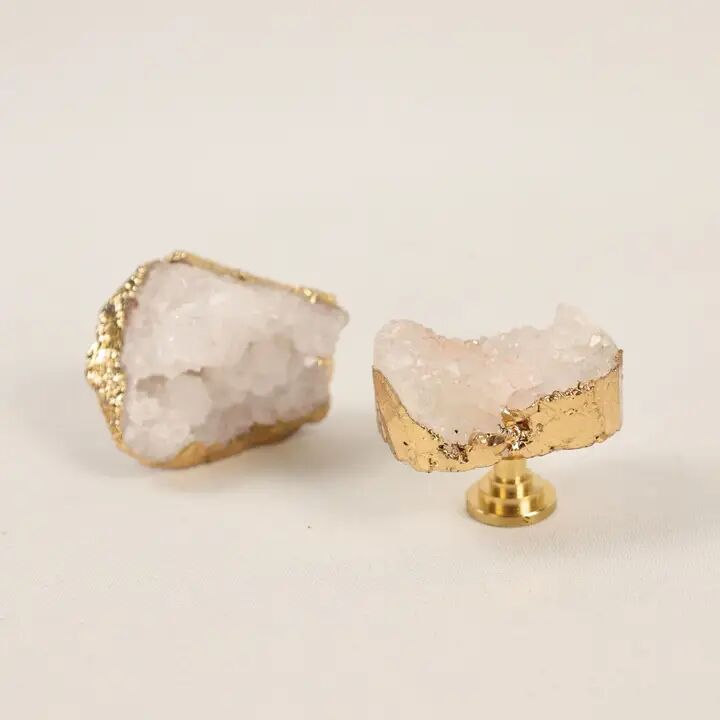 Coppia di manici in geode bianco con bordo dorato e base in ottone