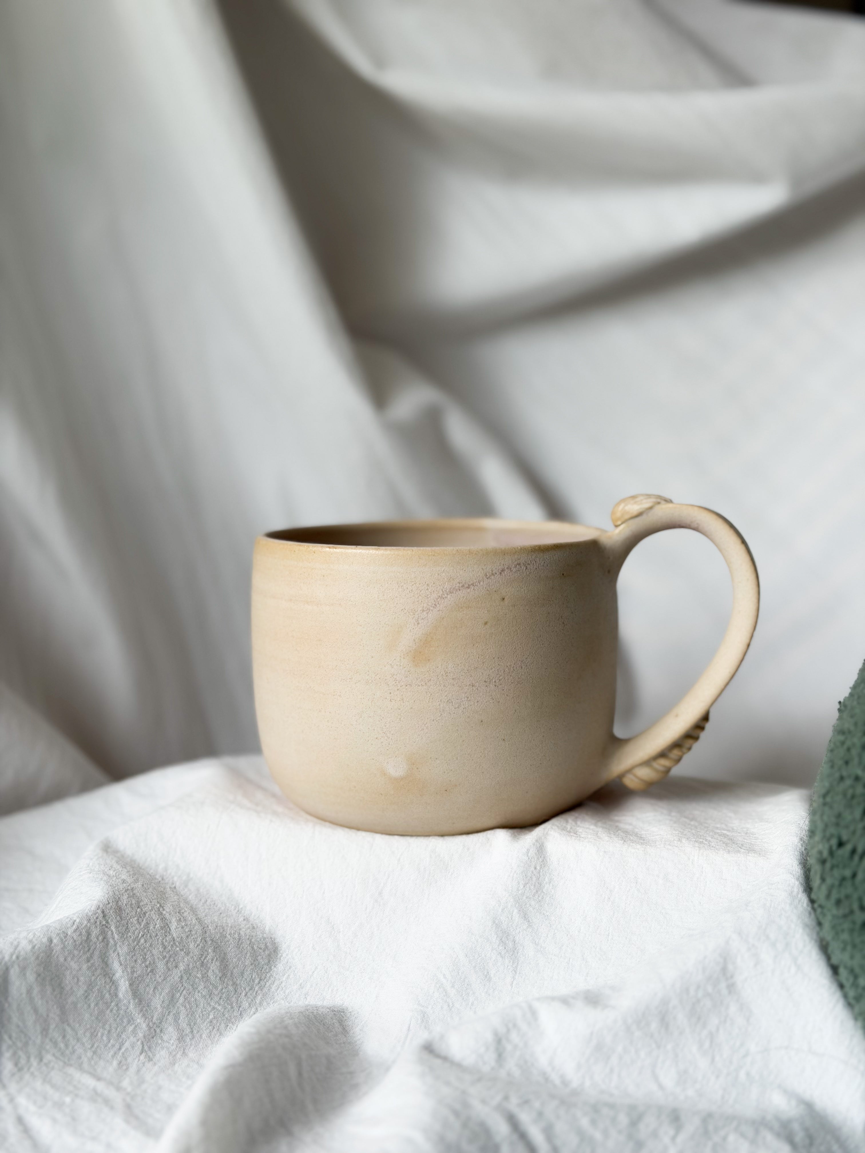 Tasse « au fond un coquillage 🐚 » sable rose