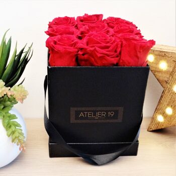 9 roses éternelles parfumées Rouge Passion - Box carrée Noire 3