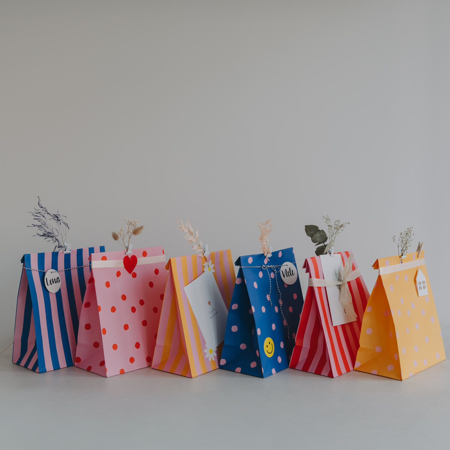 Paper bags stripes & dots pink M in a set of 6 (PU = 5 sets)