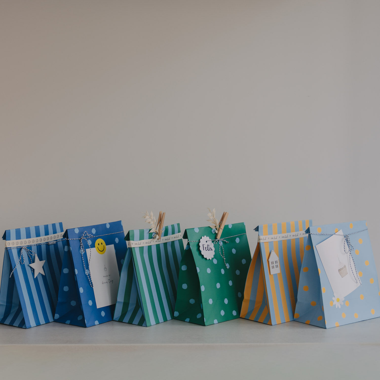 Paper bags stripes & dots blue M in a set of 6 (PU = 5 sets)