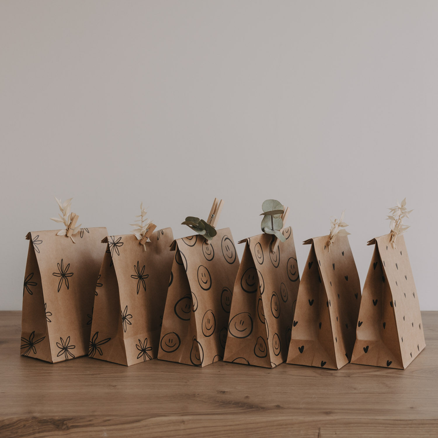 Paper bags with illustrations, black, size S, in a set of 6 (PU = 5 sets)