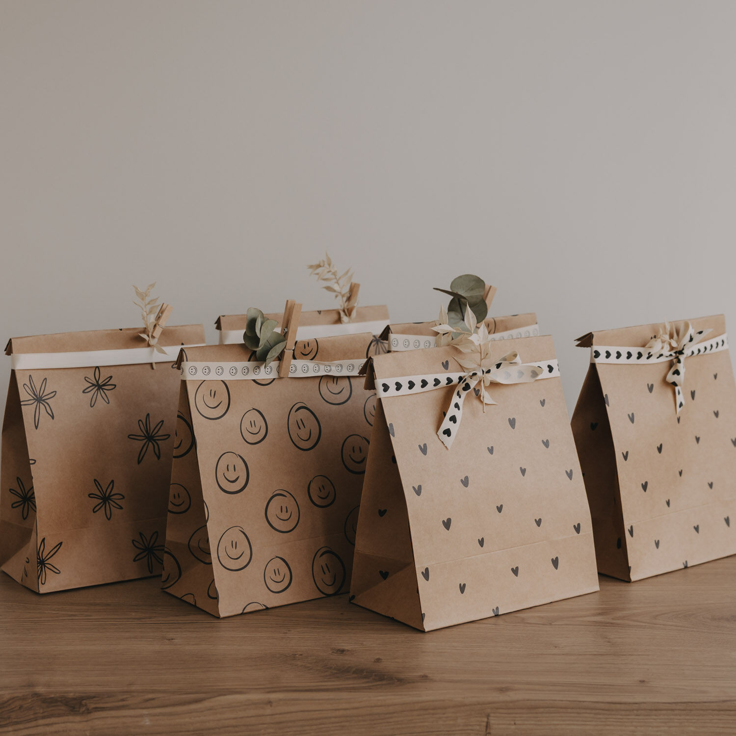 Paper bags with illustrations, black, size M, in a set of 6 (PU = 5 sets)