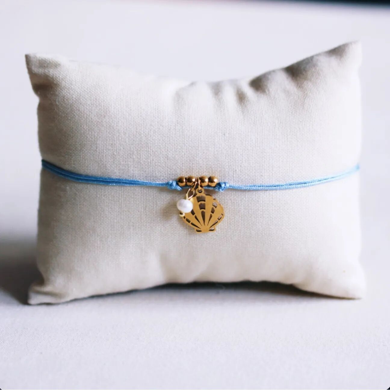 Satinarmband mit Muschel und Perle – hellblau