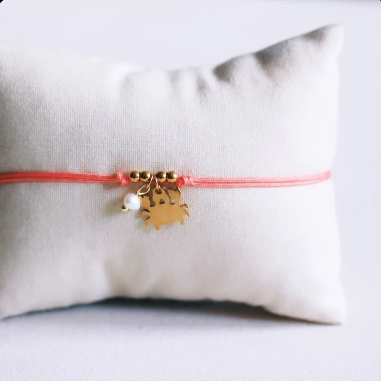 Satinarmband mit Krabbe und Perle - Koralle