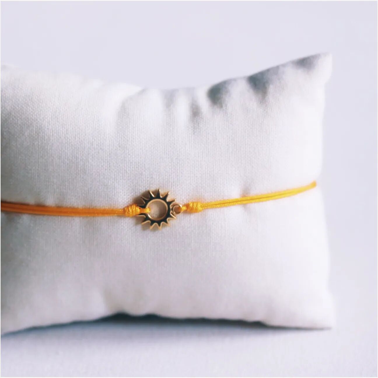 Satinarmband mit Sonnenmotiv – gelb