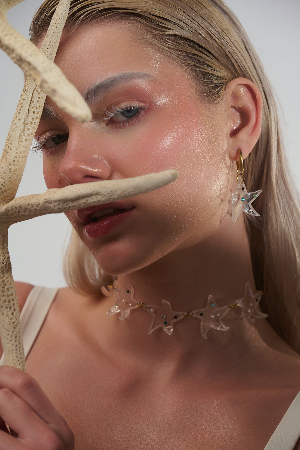 Stellar Sea – Starfish plexiglass earrings with Swarovski