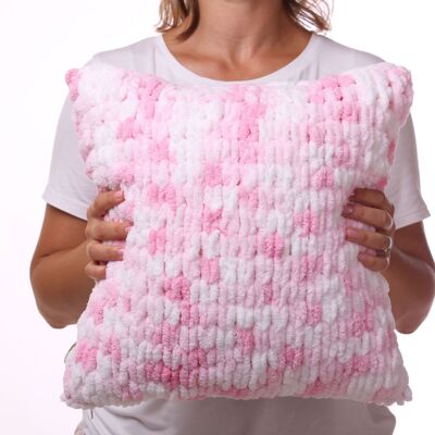 Handgefertigtes, gestricktes weiches Kissen in rosa und weiß melange Farbe