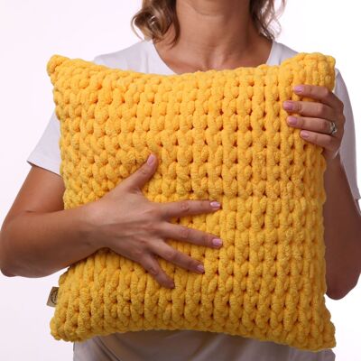 Coussin peluche tricoté main jaune