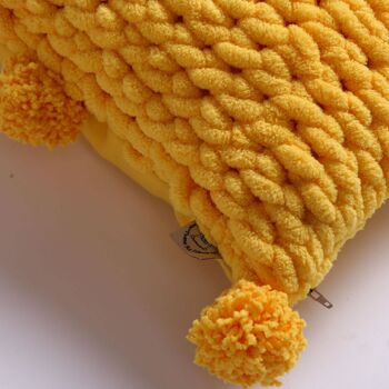 Oreiller jaune avec pompons, coussin doux tricoté à la main 2