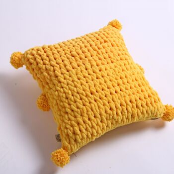 Oreiller jaune avec pompons, coussin doux tricoté à la main 3