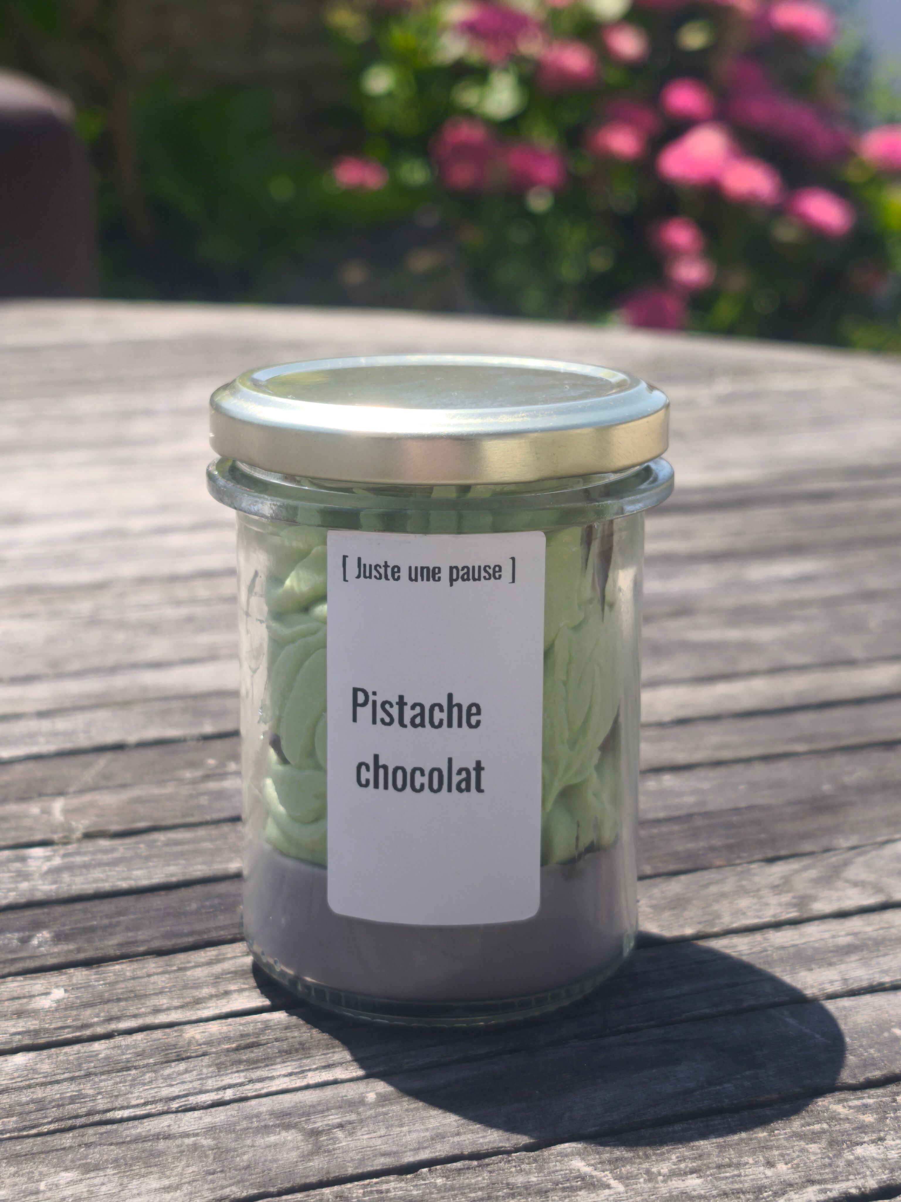 Gourmet candle with pistachio and chocolate whipped cream
