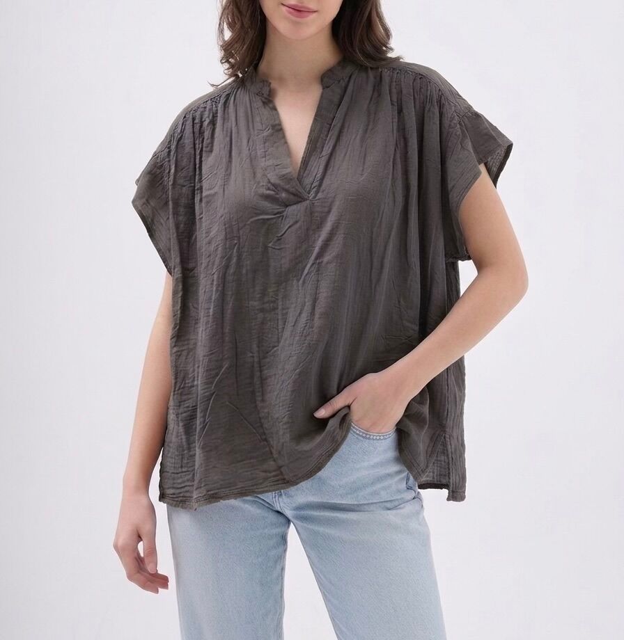Loose-fitting blouse with short sleeves and a mandarin collar
