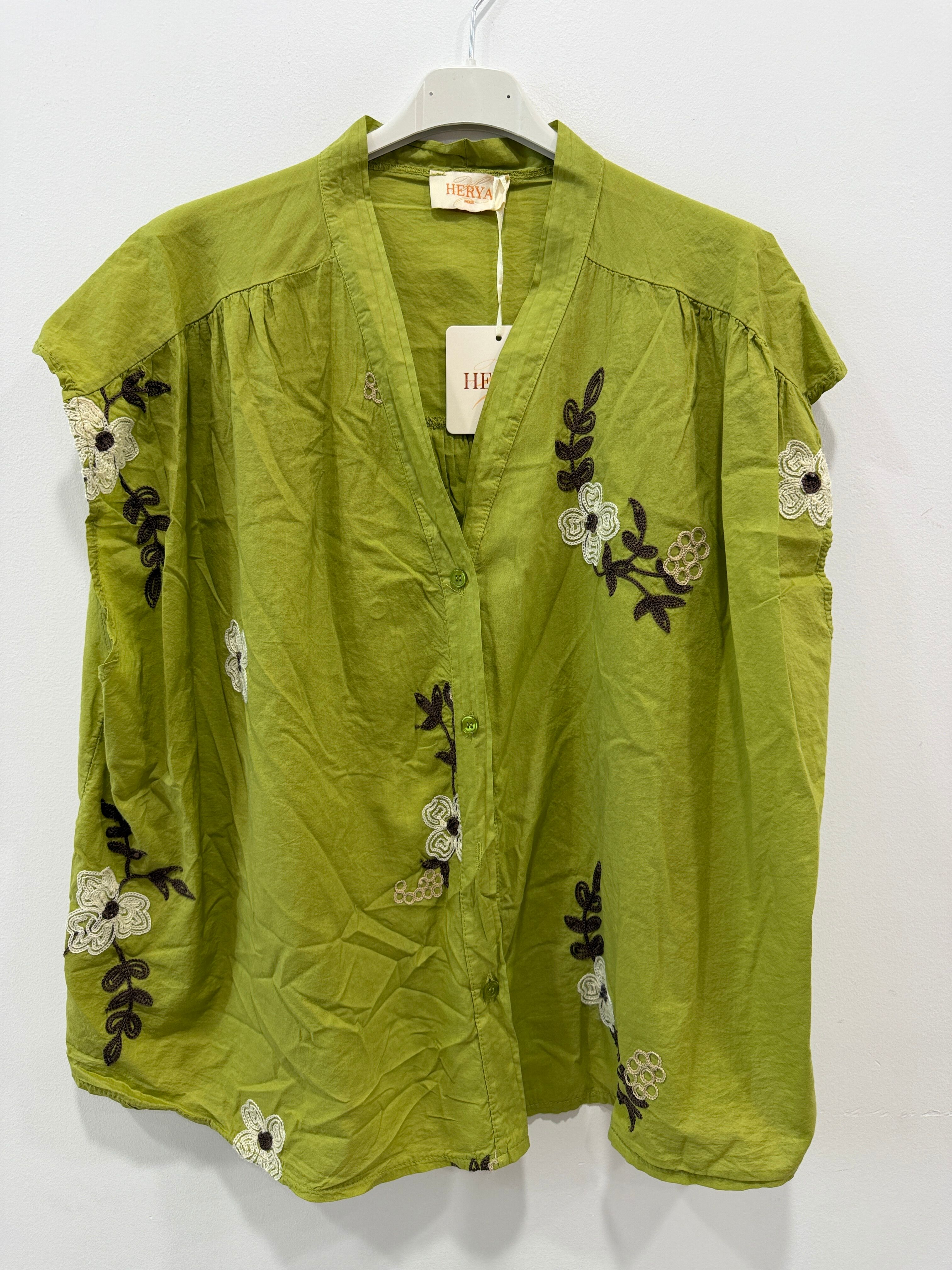 Chemise ample emmanchures tombantes décolleté en V dégagé broderies florales et végétales contrastées
