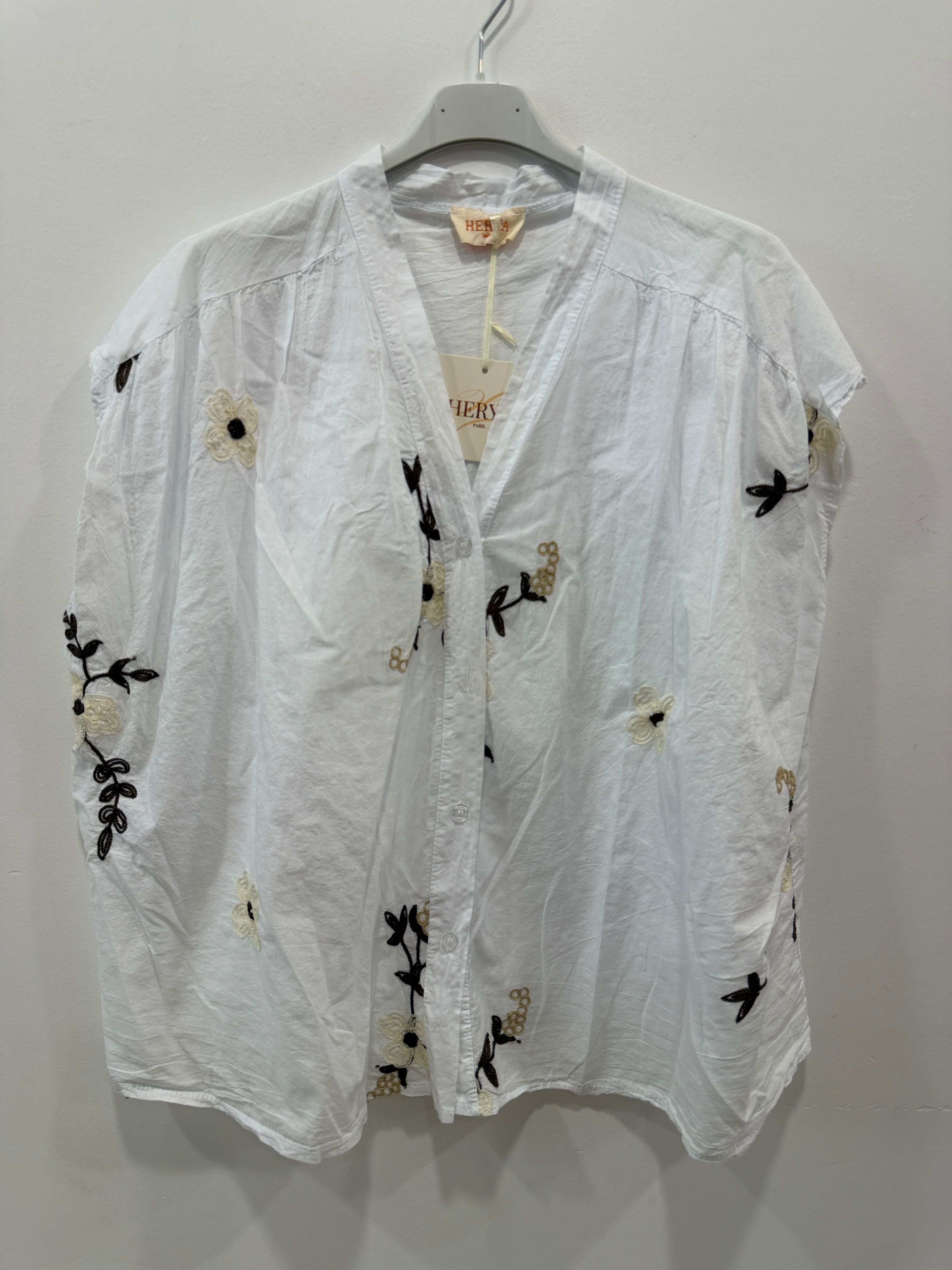 Chemise ample emmanchures tombantes décolleté en V dégagé broderies florales et végétales contrastées
