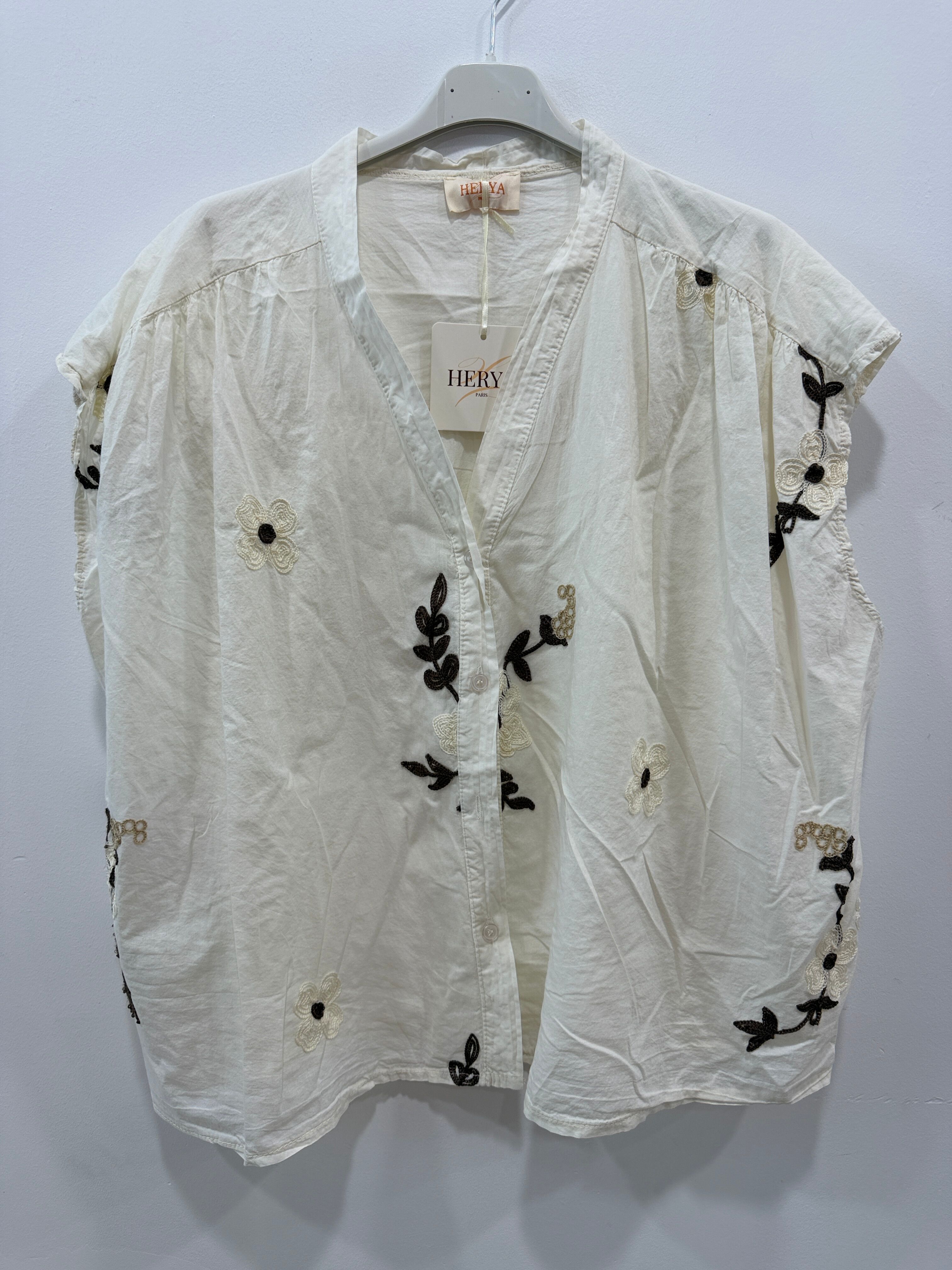 Chemise ample emmanchures tombantes décolleté en V dégagé broderies florales et végétales contrastées