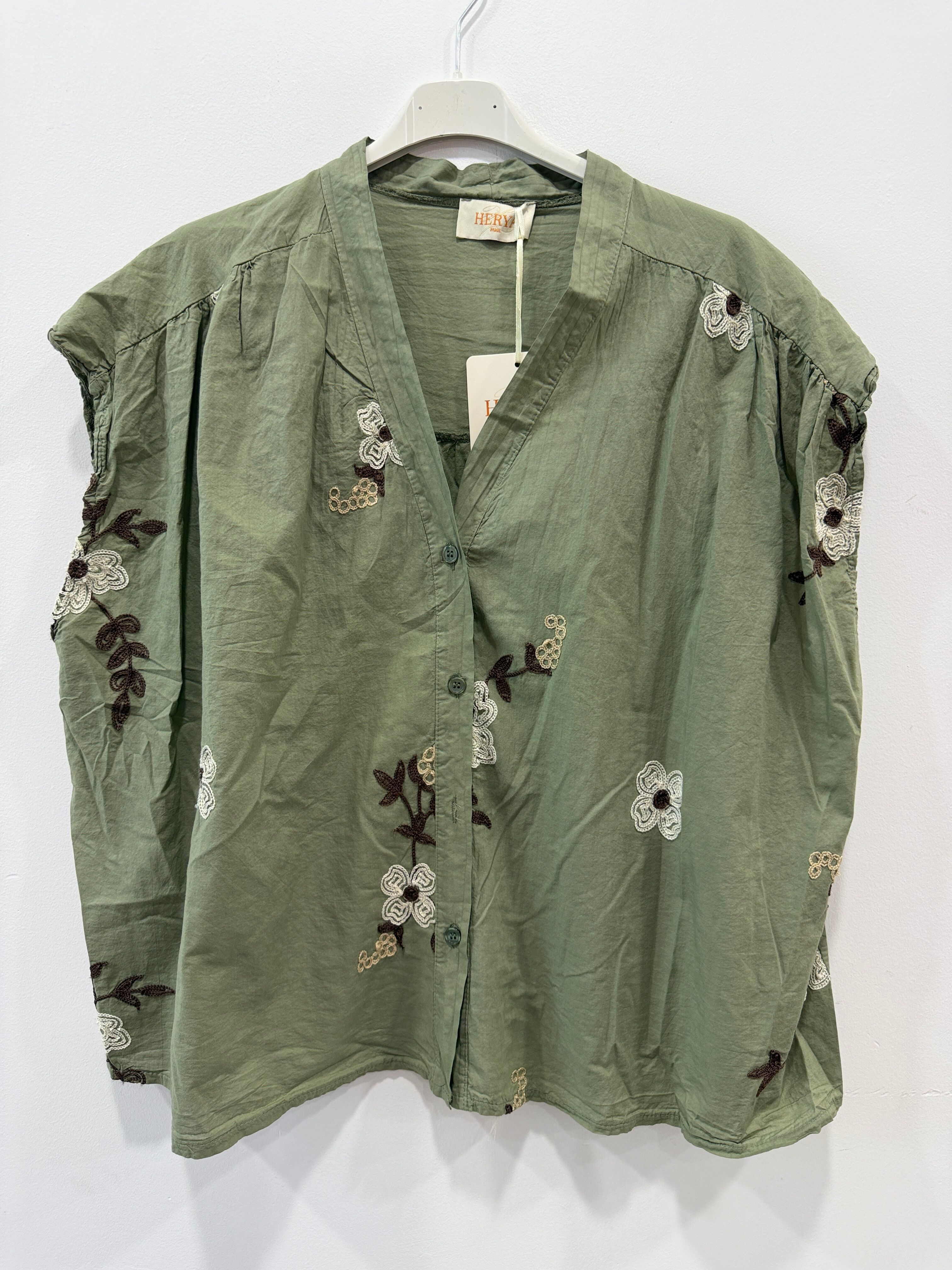 Chemise ample emmanchures tombantes décolleté en V dégagé broderies florales et végétales contrastées