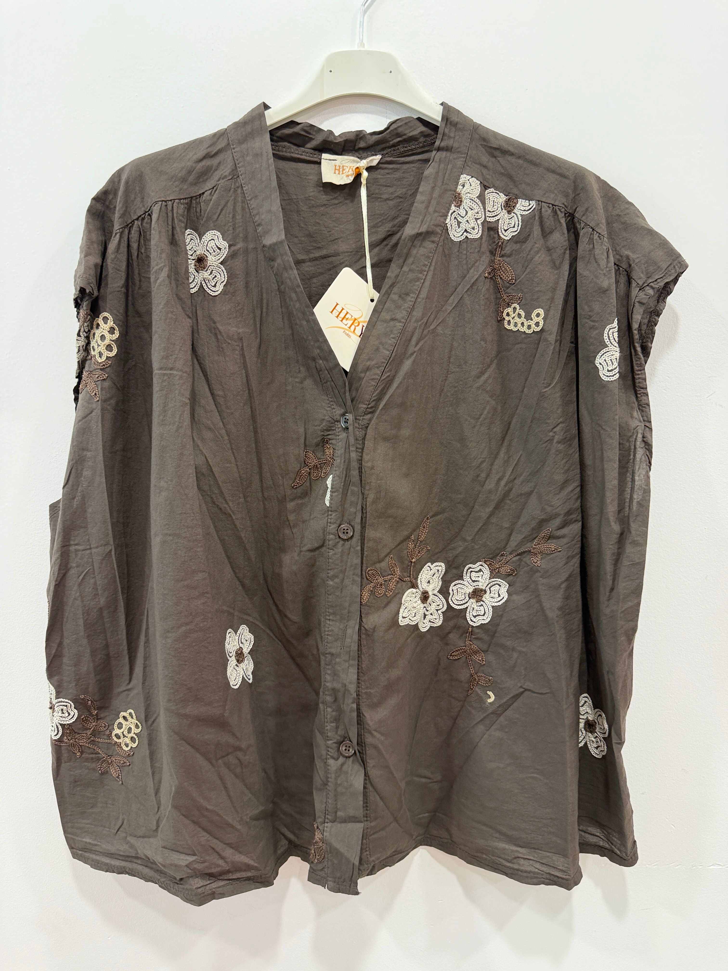 Chemise ample emmanchures tombantes décolleté en V dégagé broderies florales et végétales contrastées