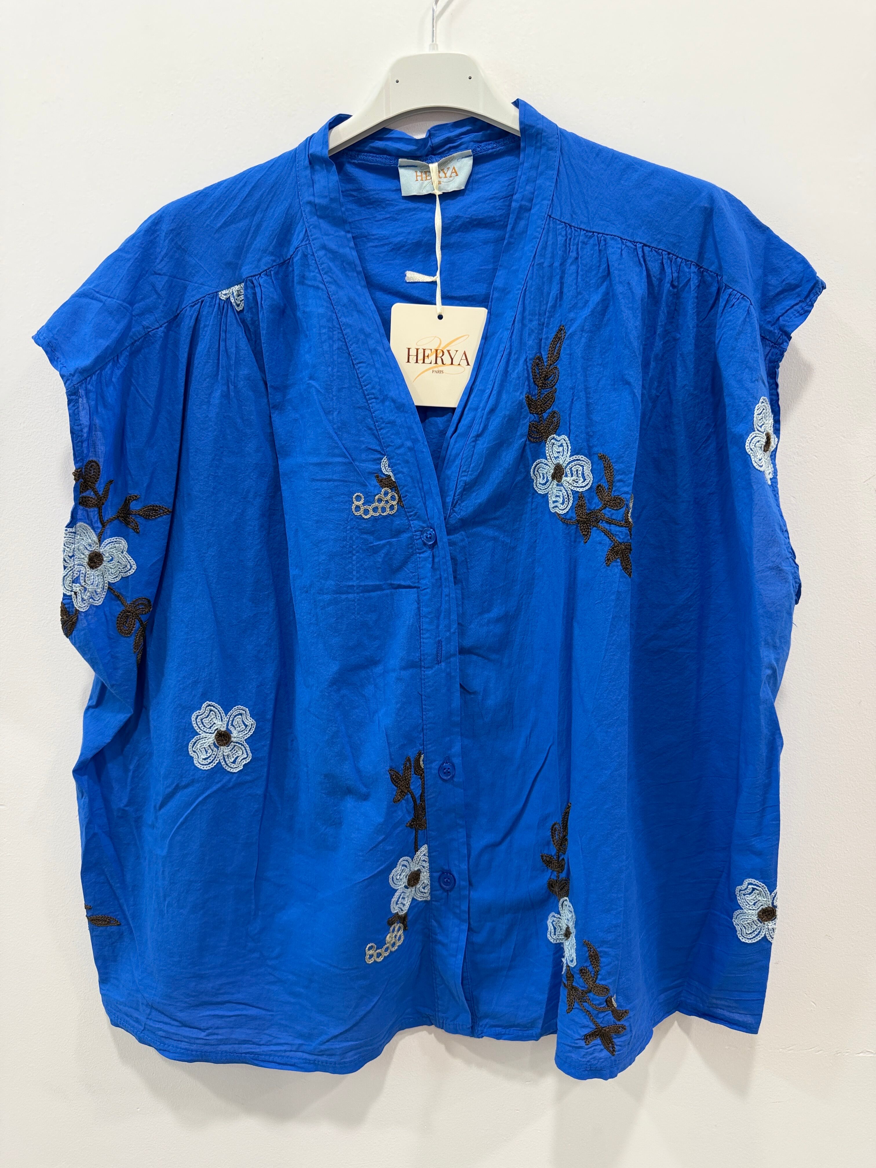 Chemise ample emmanchures tombantes décolleté en V dégagé broderies florales et végétales contrastées