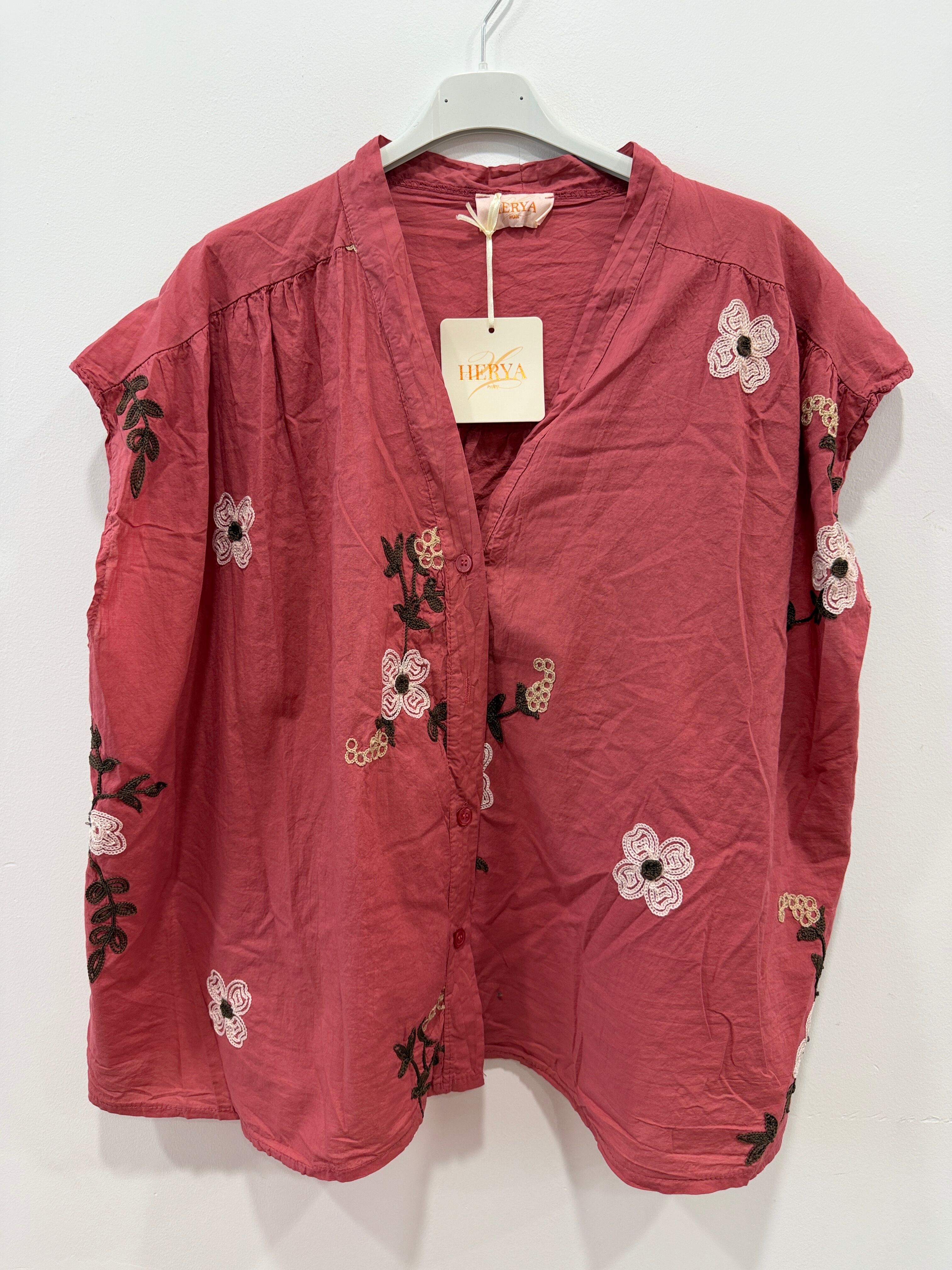 Chemise ample emmanchures tombantes décolleté en V dégagé broderies florales et végétales contrastées