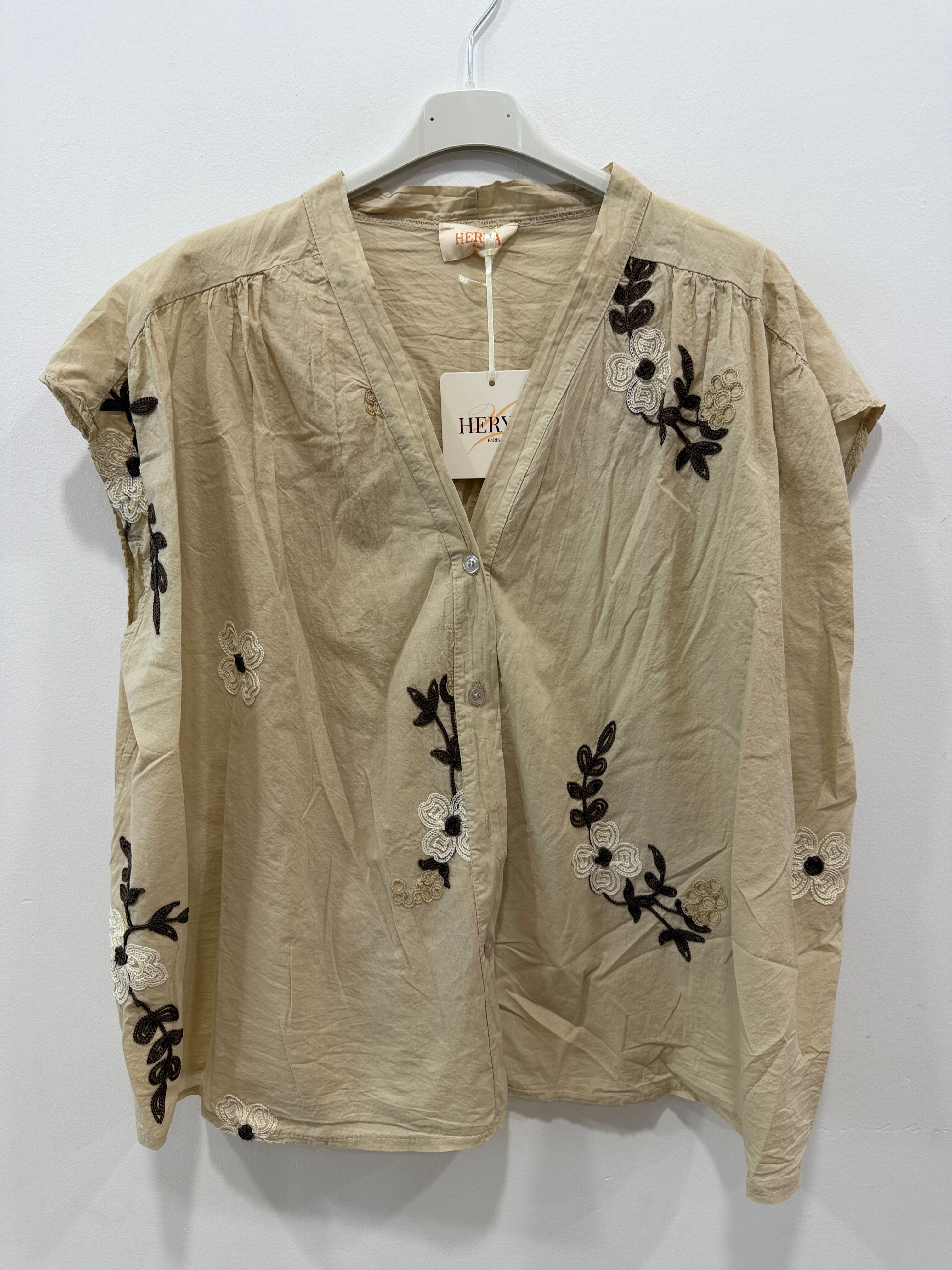 Chemise ample emmanchures tombantes décolleté en V dégagé broderies florales et végétales contrastées
