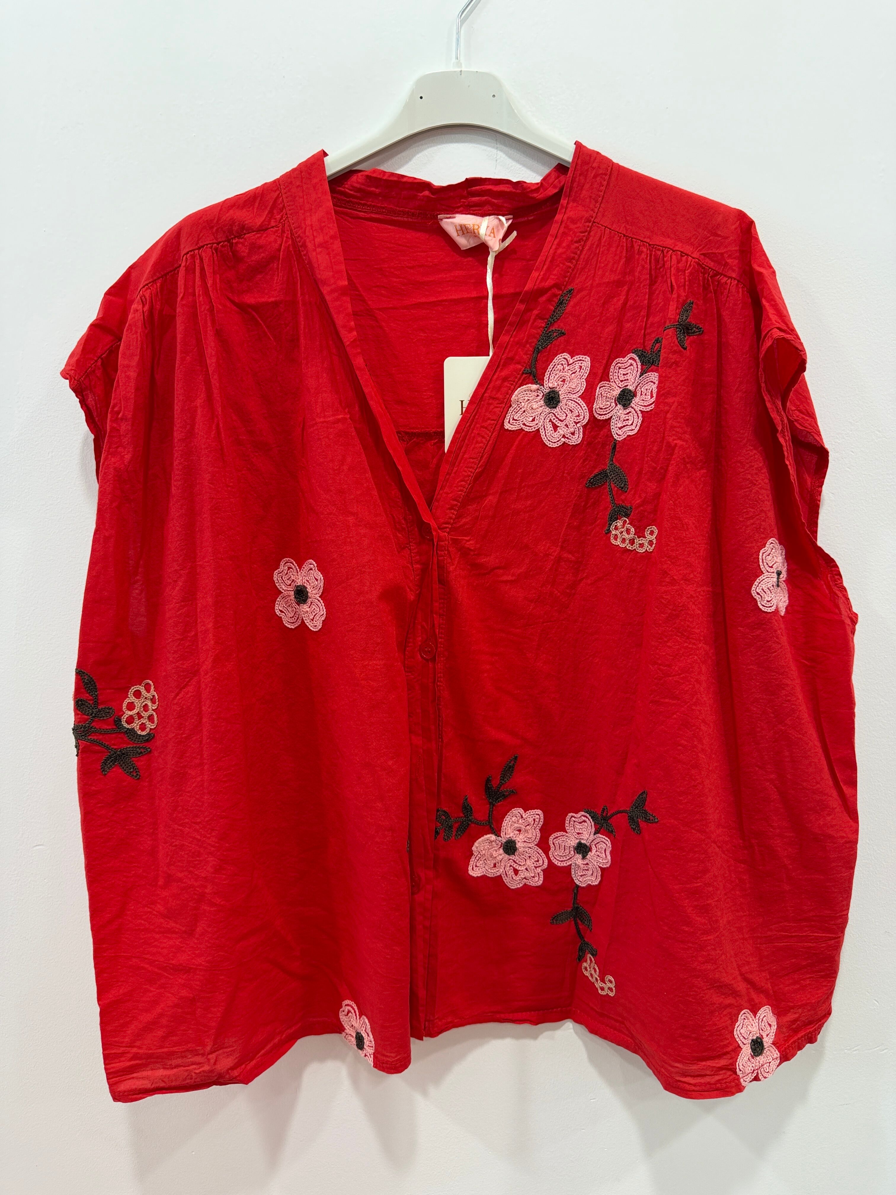 Chemise ample emmanchures tombantes décolleté en V dégagé broderies florales et végétales contrastées