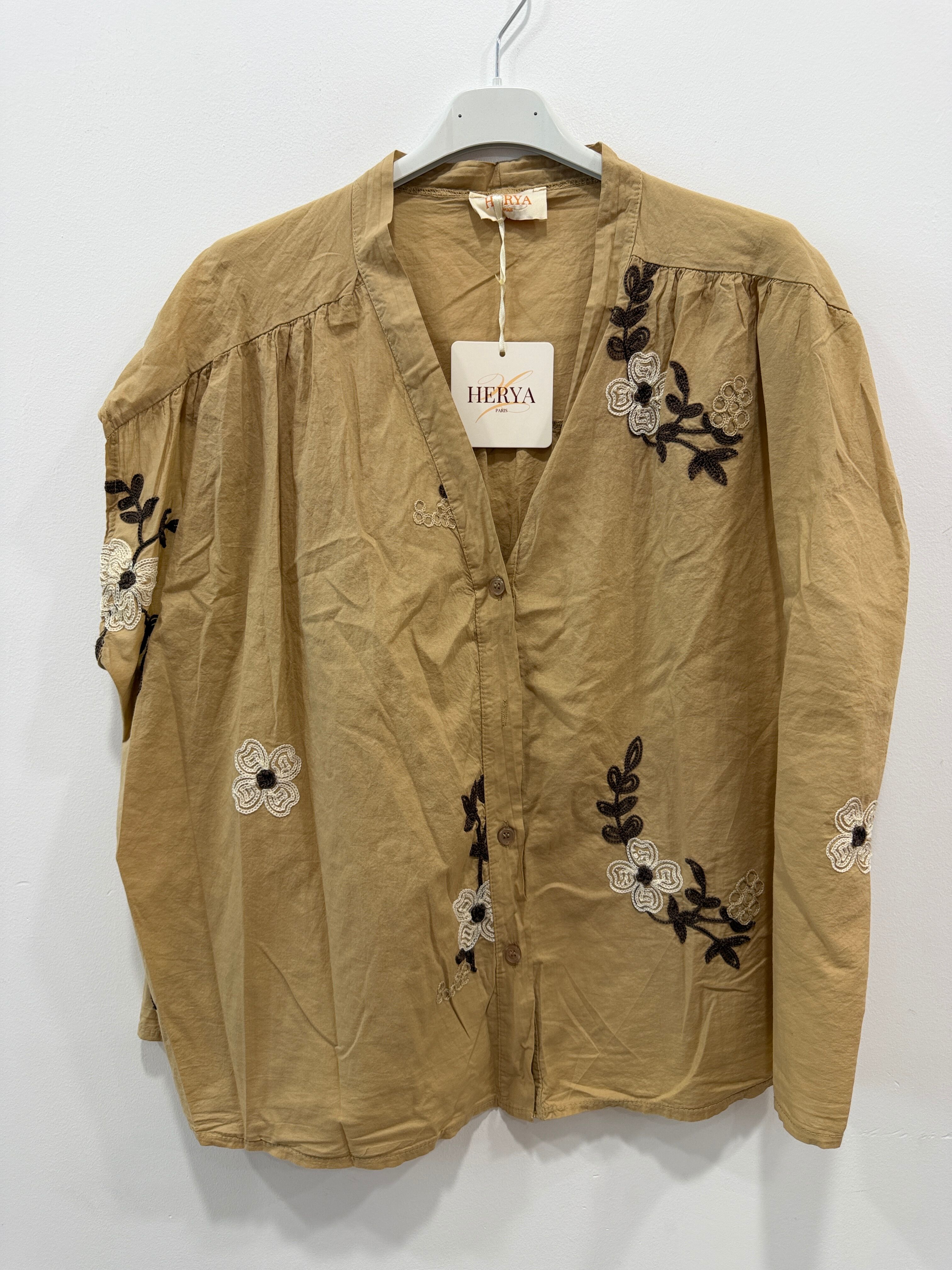 Chemise ample emmanchures tombantes décolleté en V dégagé broderies florales et végétales contrastées