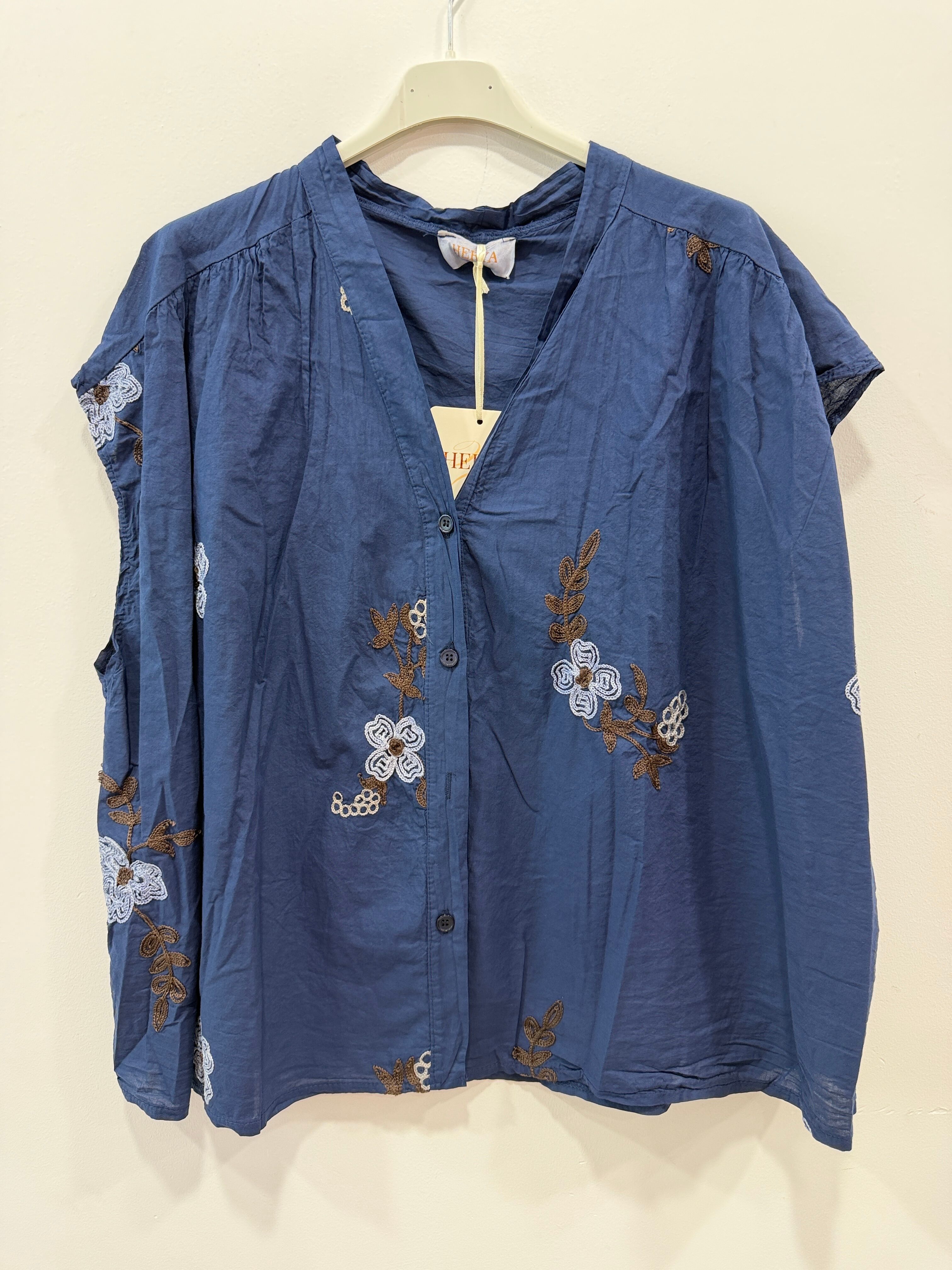 Chemise ample emmanchures tombantes décolleté en V dégagé broderies florales et végétales contrastées