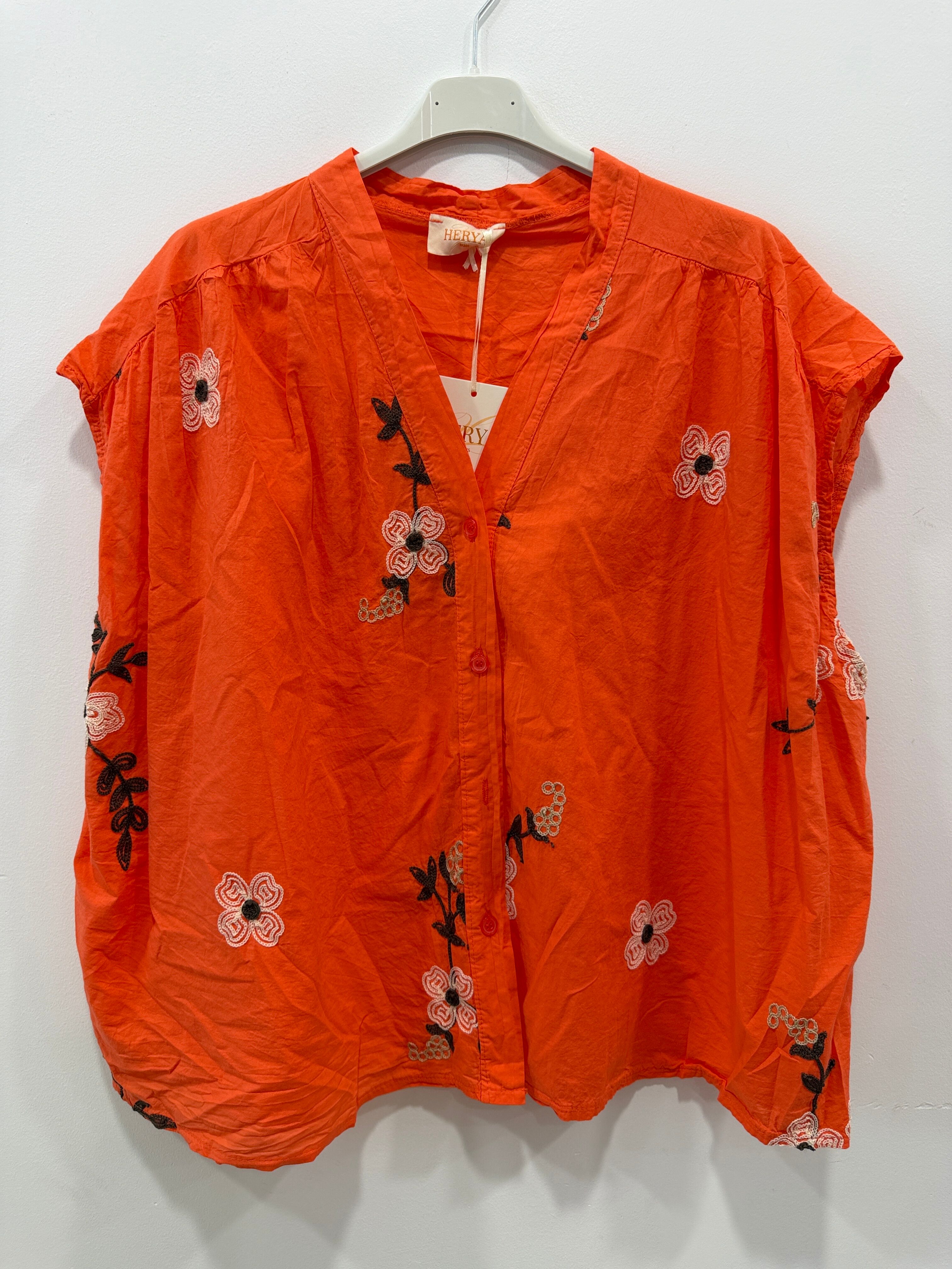 Chemise ample emmanchures tombantes décolleté en V dégagé broderies florales et végétales contrastées
