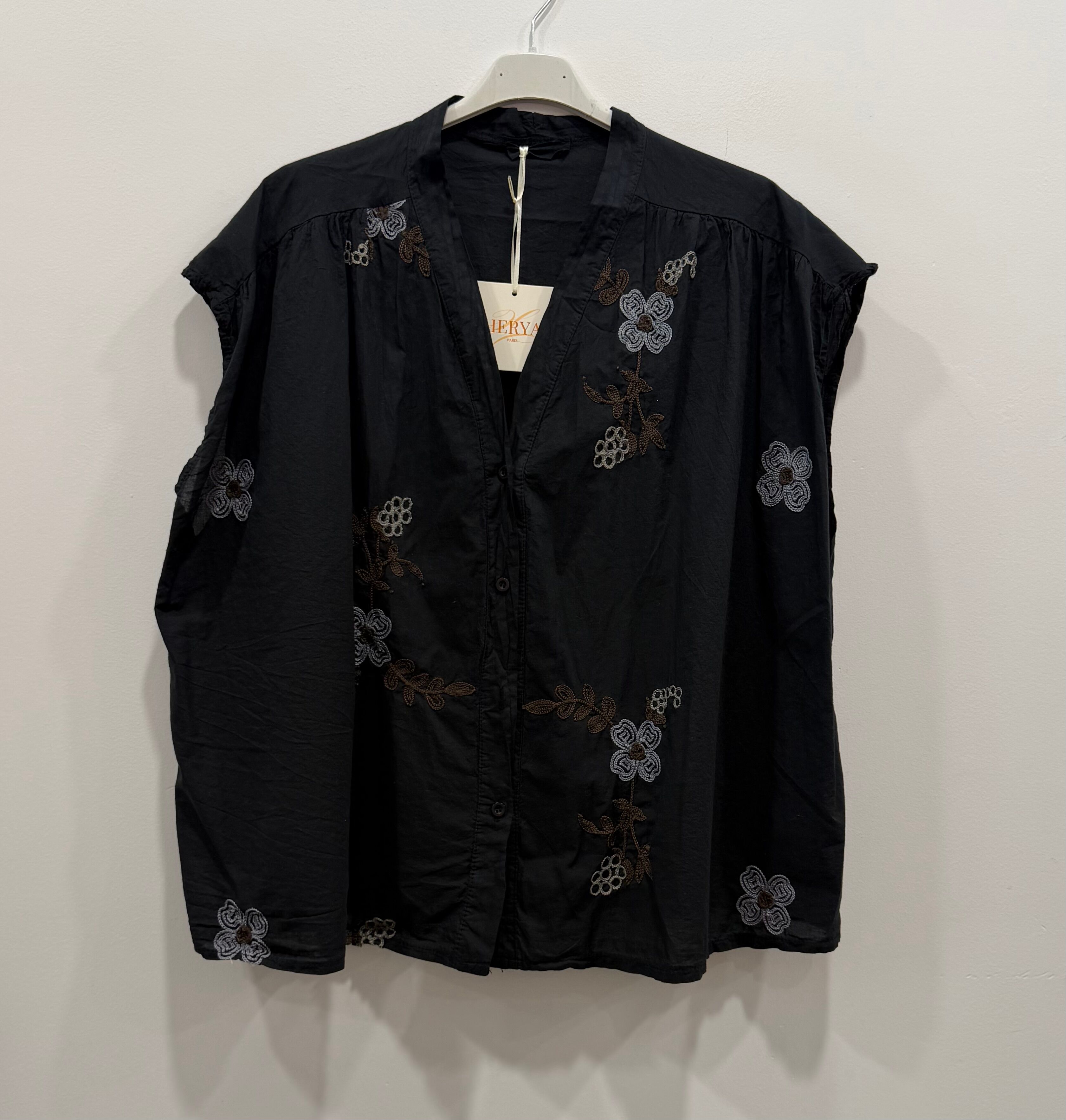 Chemise ample emmanchures tombantes décolleté en V dégagé broderies florales et végétales contrastées