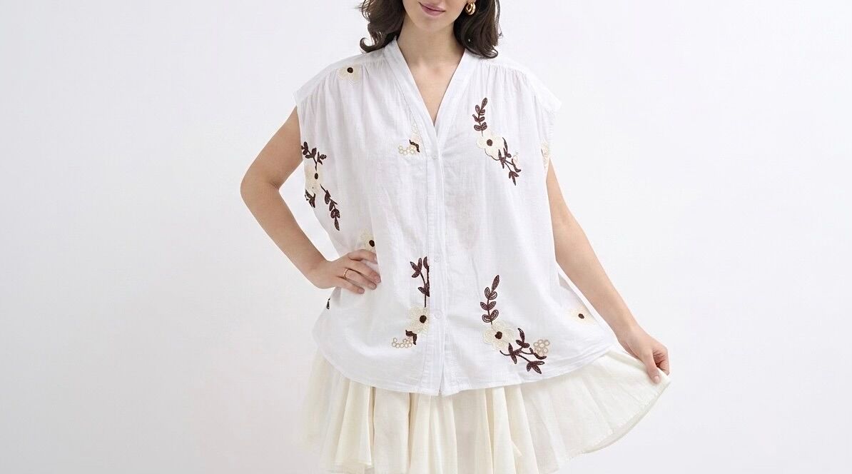 Loose-fitting shirt with dropped shoulders, a low V-neck, and contrasting floral and plant embroidery.
