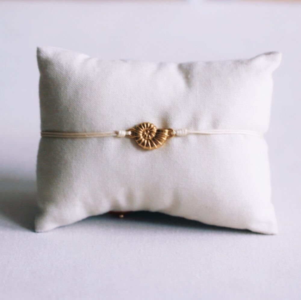 Satinarmband mit Muschel - Sand