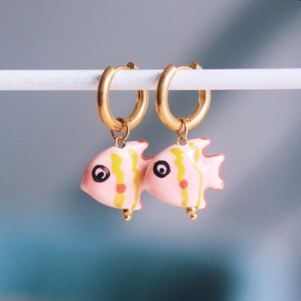 Breite Creolen aus Edelstahl mit Keramikfisch – rosa
