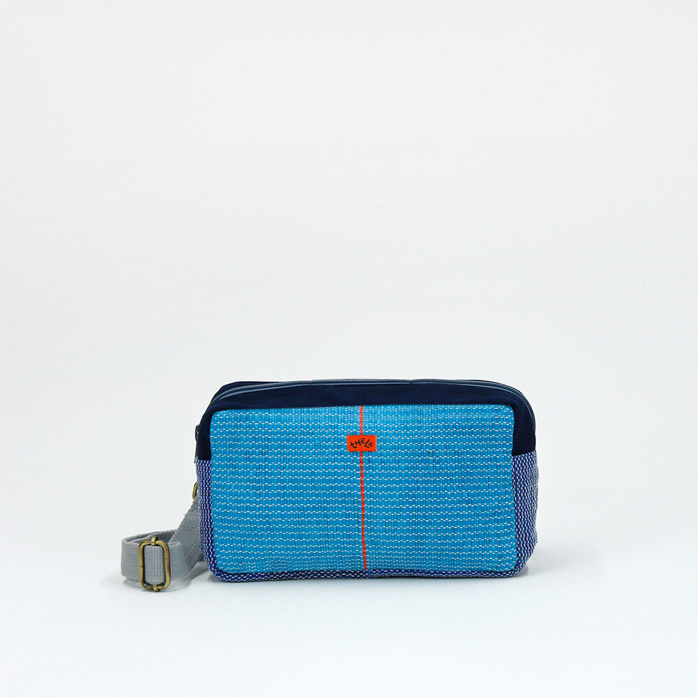 Blaue Umhängetasche aus recycelten und organischen Materialien