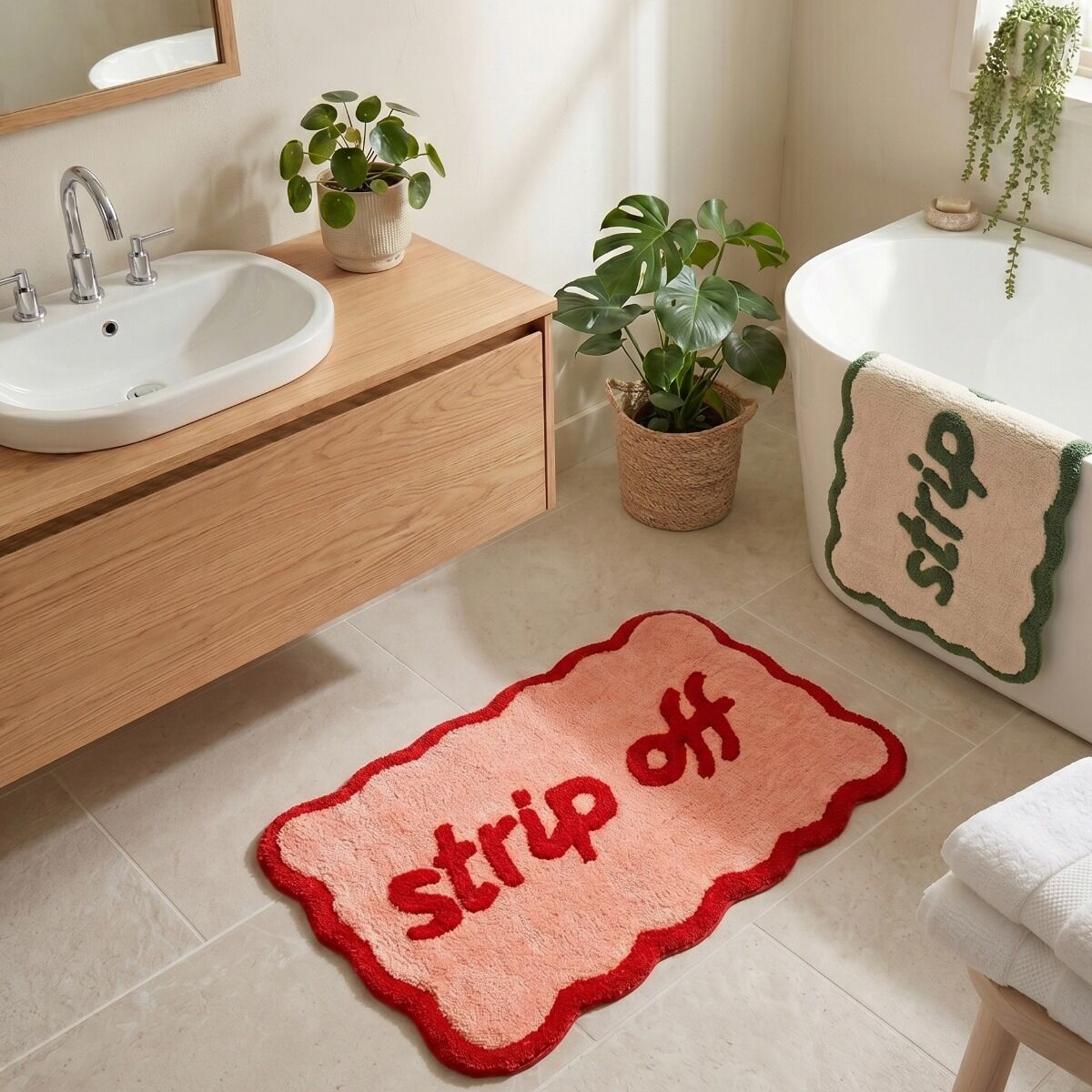Tappetino da bagno con slogan "Strip Off" e bordi smerlati