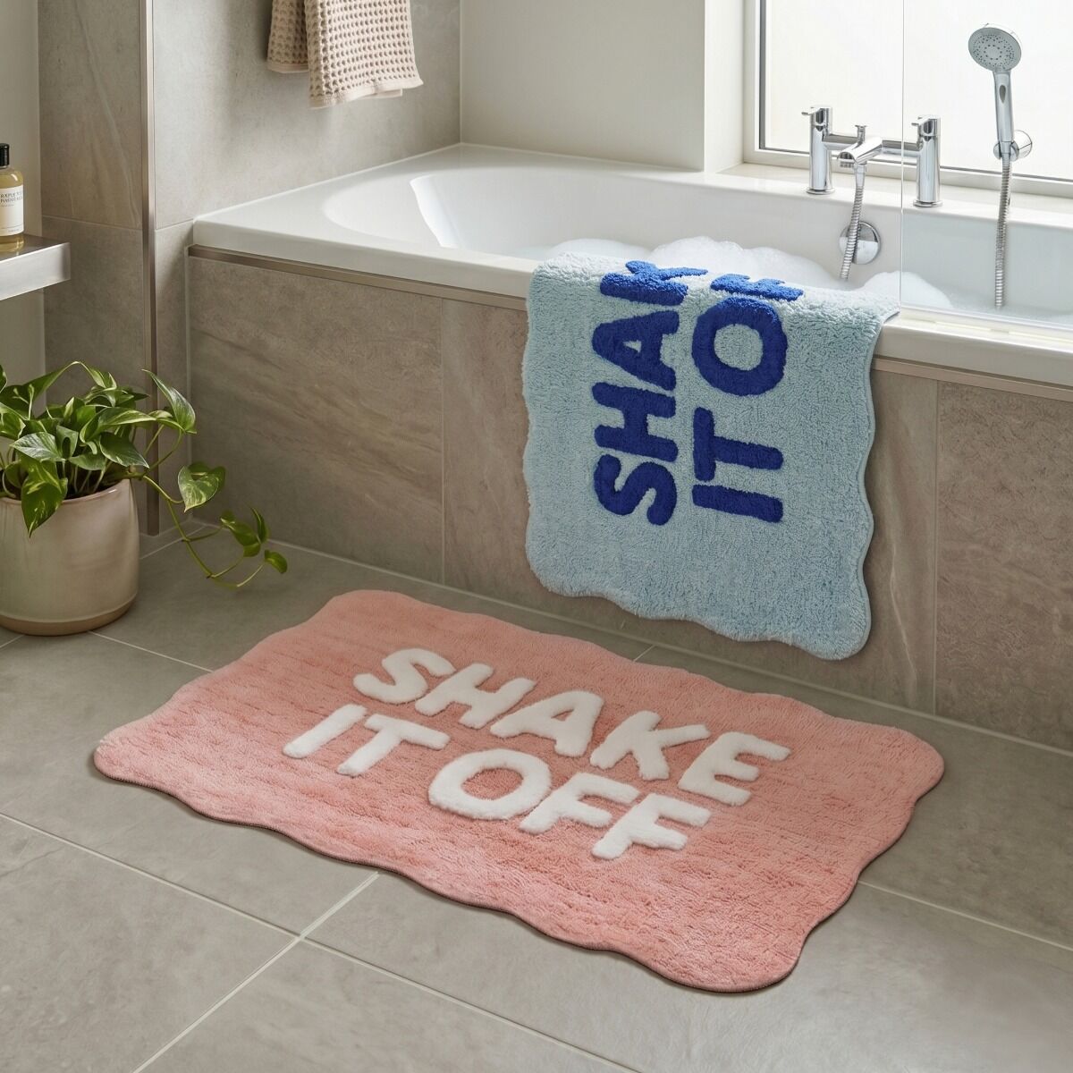 Tappetino da bagno con slogan "Shake It Off" e bordi smerlati