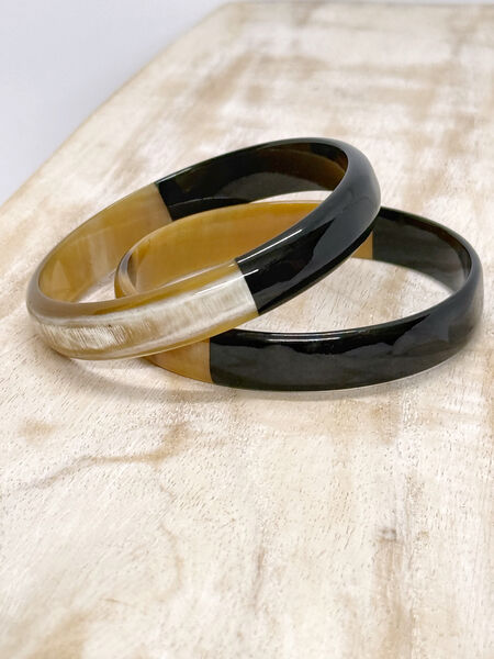 Wide horn bangle, black/natural, 10mm