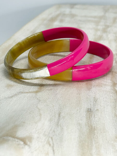 Bracciale rigido in corno largo, fucsia/naturale, 10 mm