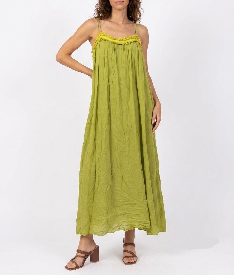 Bohemian maxi dress with lined skirt, thin adjustable straps, neckline highlighted by a frayed finish