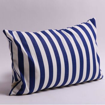 Coussin rectangulaire rayures verticales bleues et blanches 3