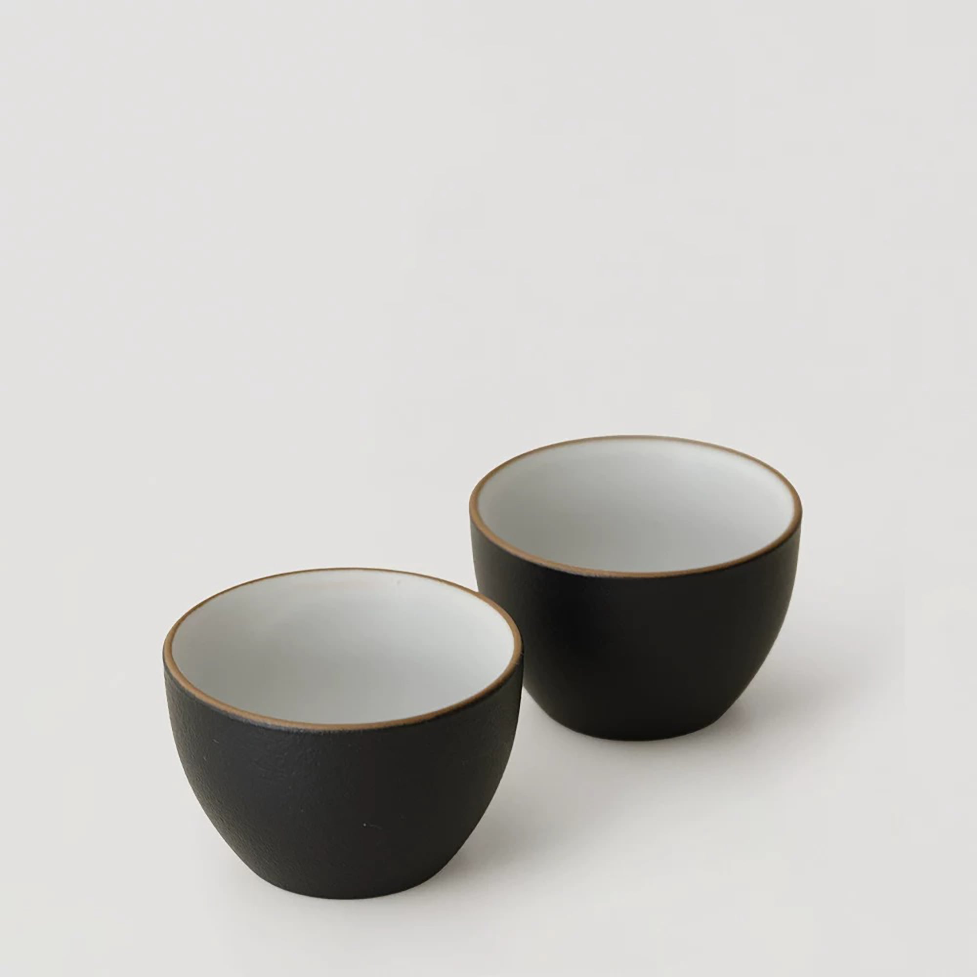 Tasse à thé en grès noir mat