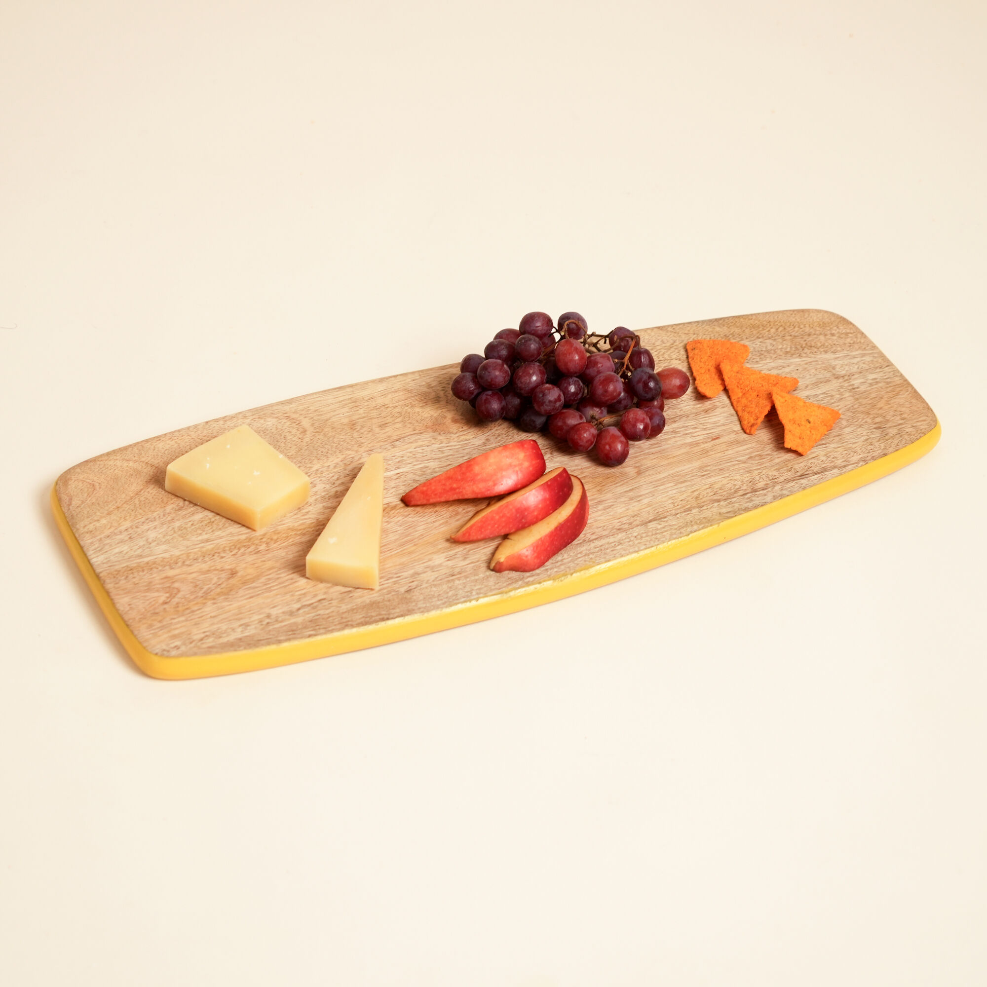 Servierbrett aus Mangoholz mit gelben Kanten