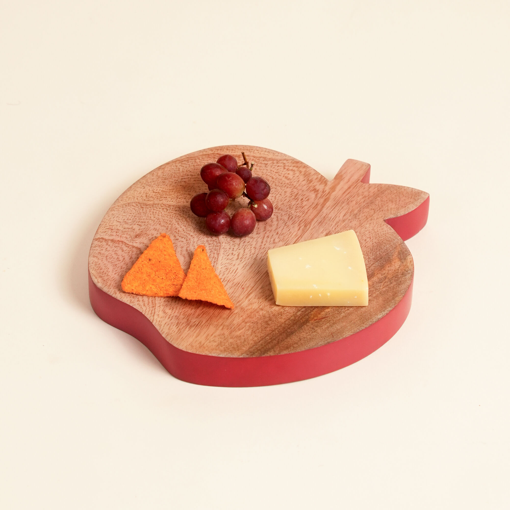 Servierbrett für Äpfel mit rotem Rand