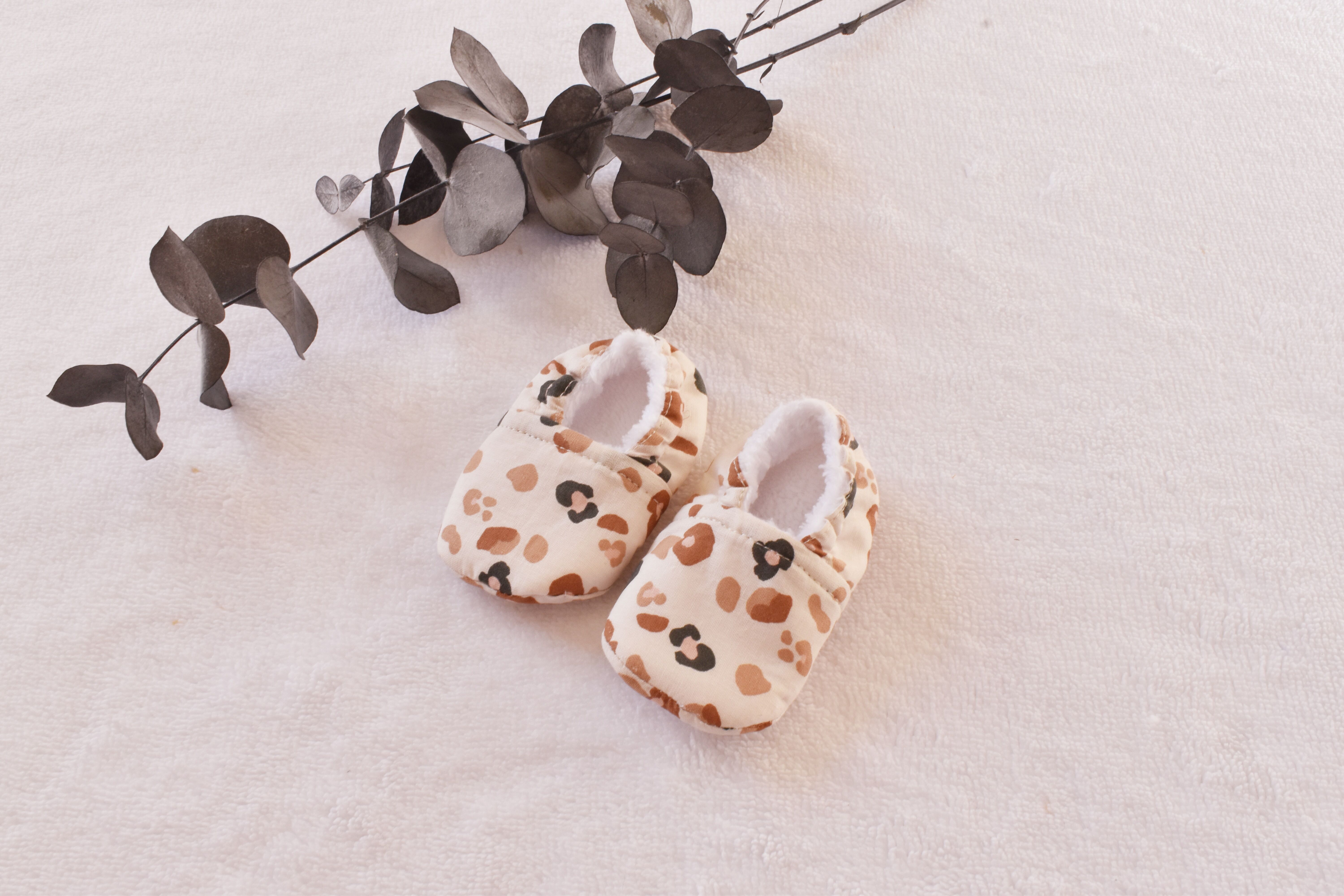 Babyschuhe mit Leopardenmuster aus Öko-Tex-Gewebe – handgefertigt in Frankreich – Babygeschenk