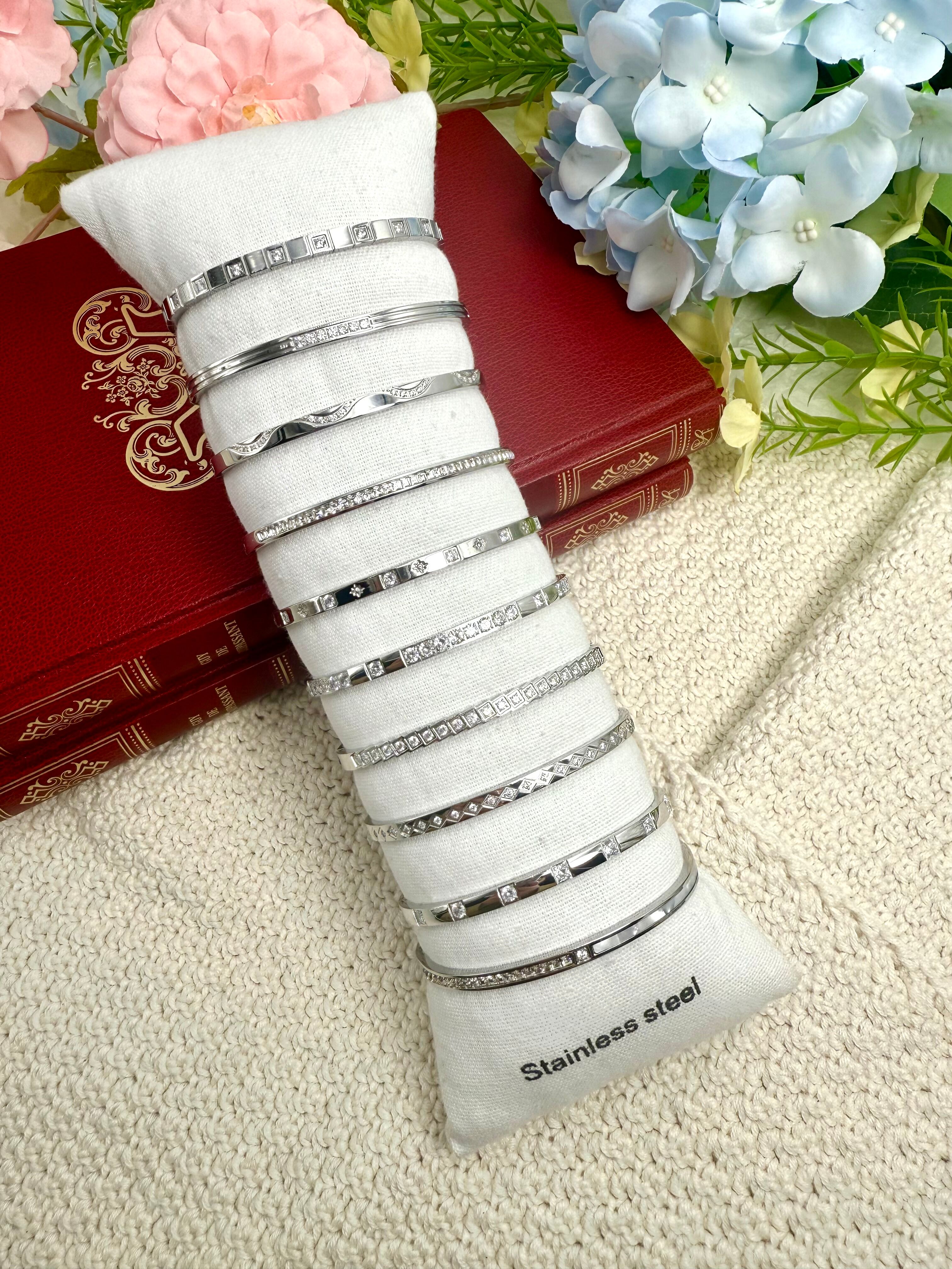 Set of 10 stainless steel bracelets without display stand SET266