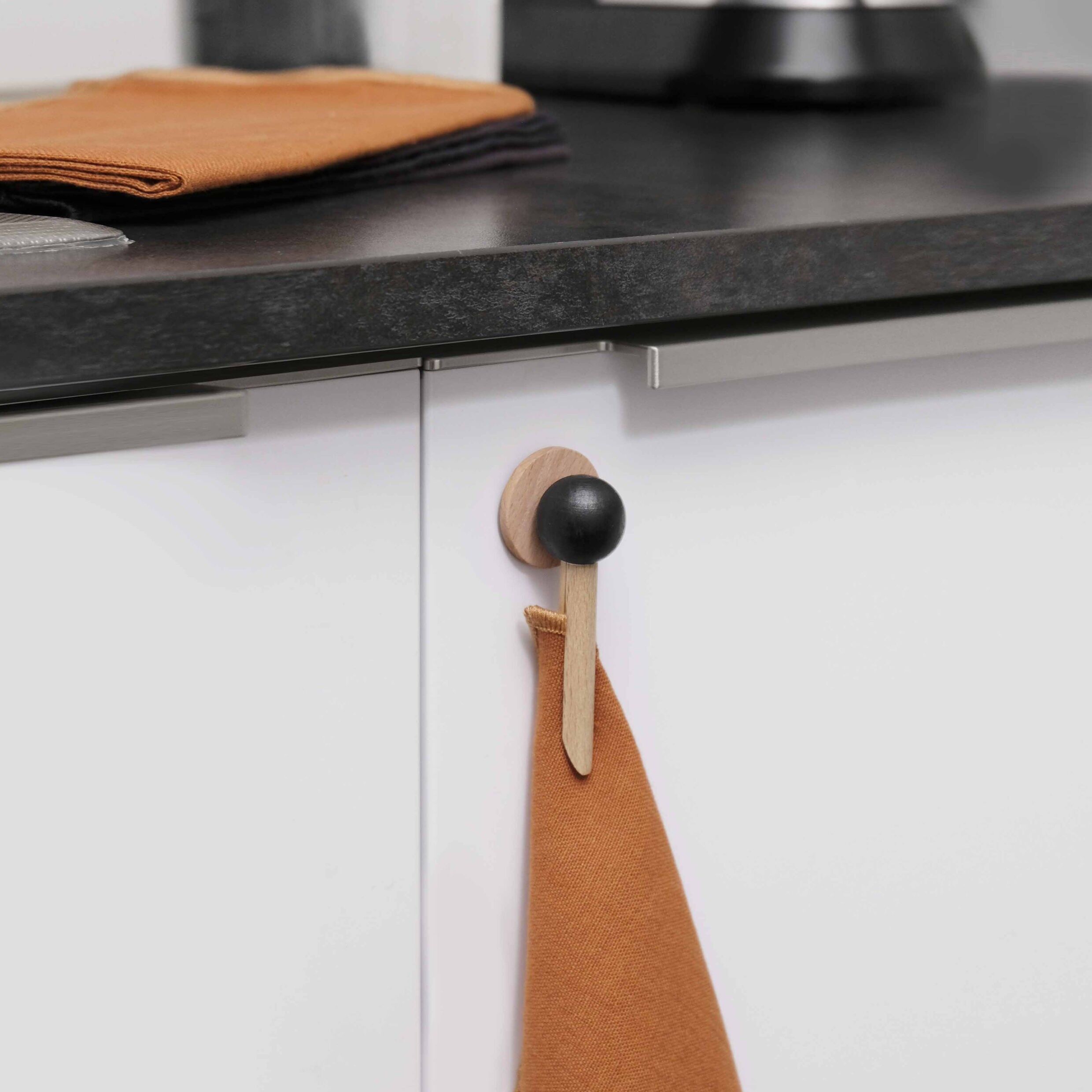"Pince-moi" pince magnétique en bois pour suspendre les torchons - noir