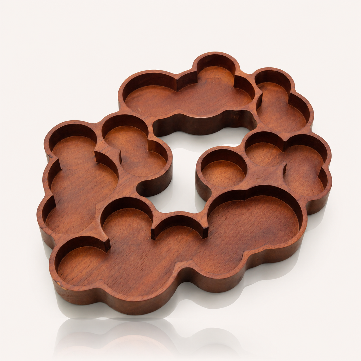 Taglieri e organizer in legno scuro a forma di nuvola