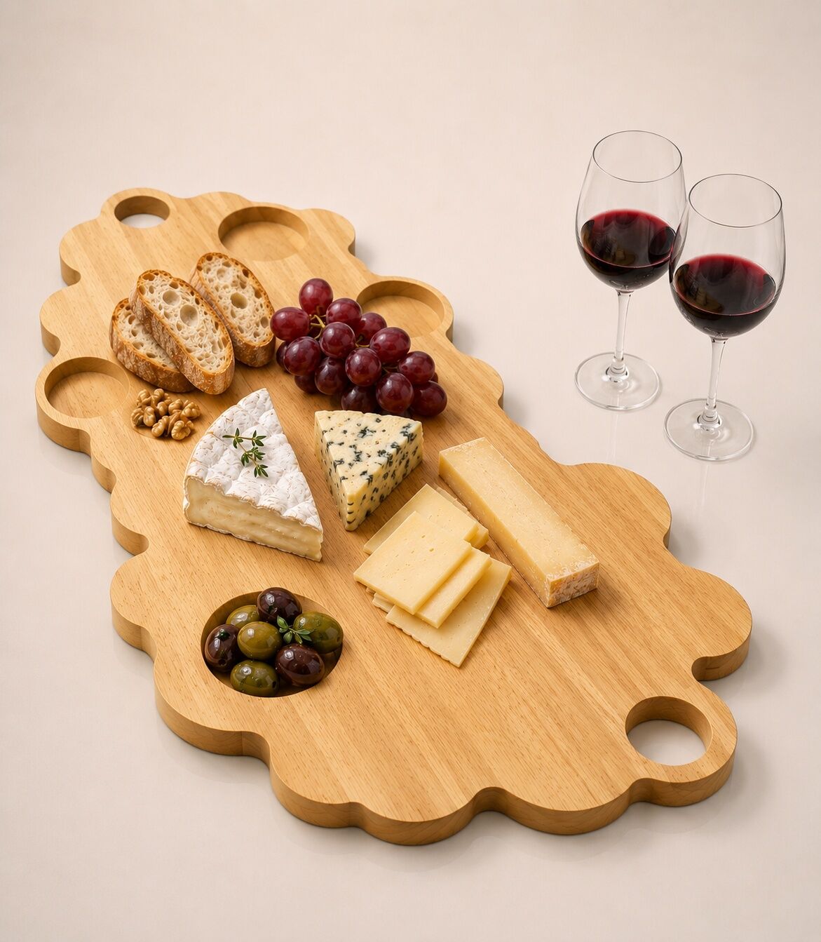 Taglieri da portata in legno a forma di nuvola con scomparti per snack.