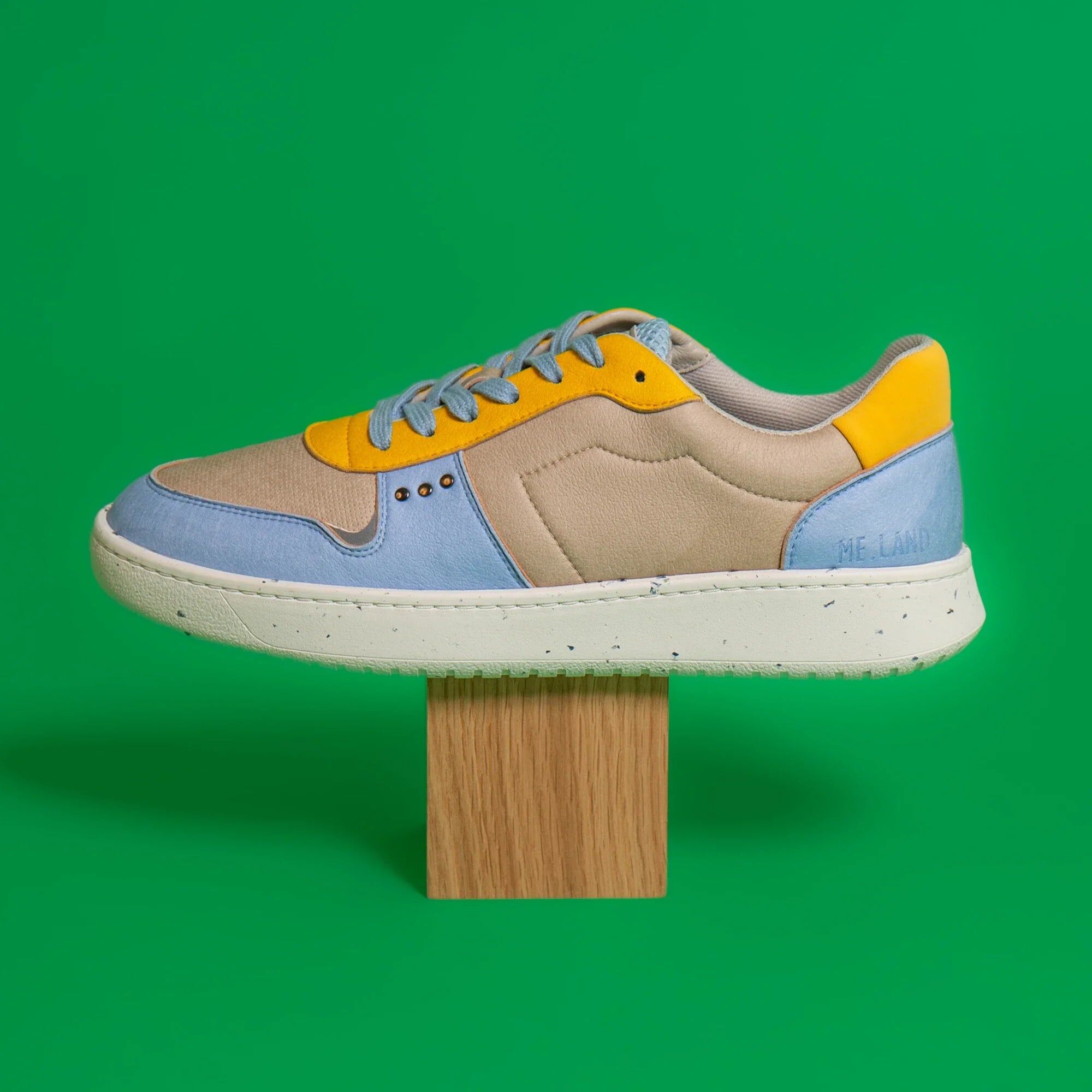 Basket vegan et recyclée Evan en simili beige, bleu et jaune