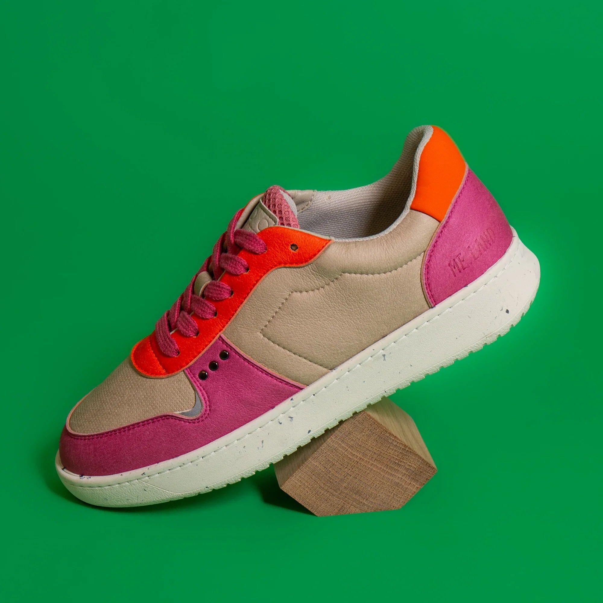 Basket vegan et recyclée Evan en simili beige, rose et orange